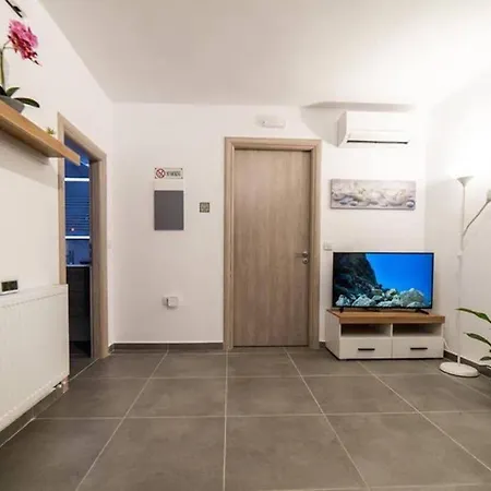 Brand New Aprt With Backyard In Lycabettus Hill !-3